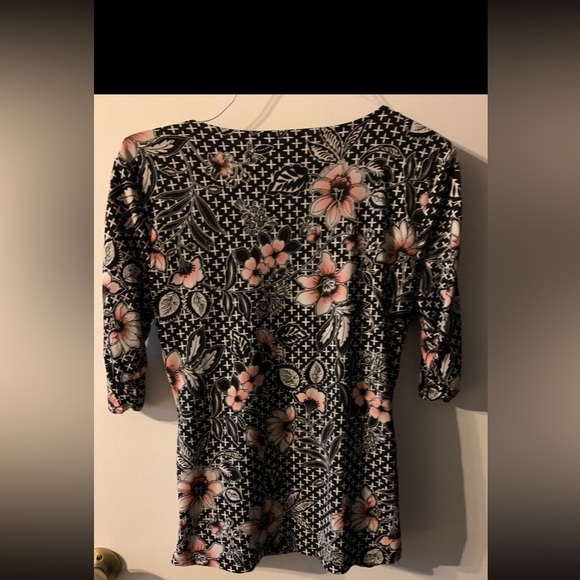 Printed Top. Style & Co. Beautiful Size MEDIUM - Picture 2 of 3